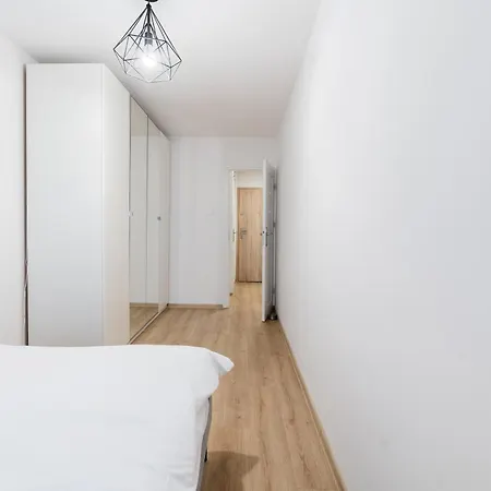 Pod Lipami Charming By Bookinghost