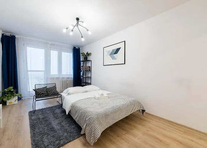 Pod Lipami Charming By Bookinghost