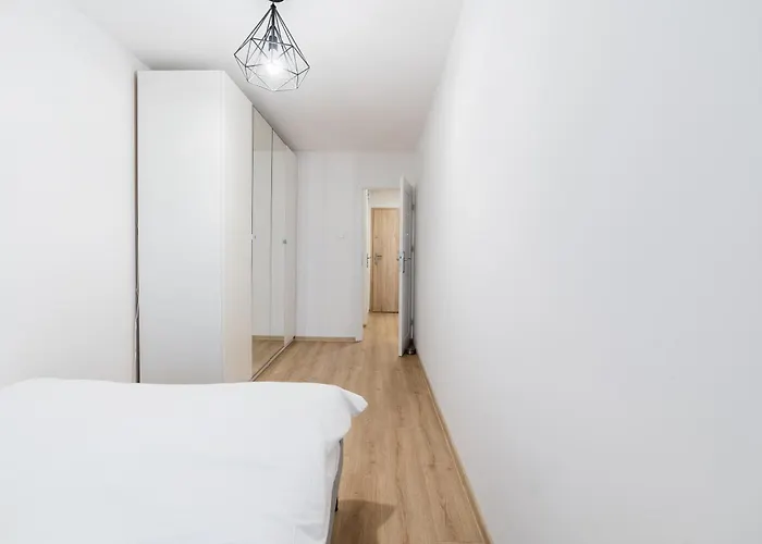 Pod Lipami Charming By Bookinghost